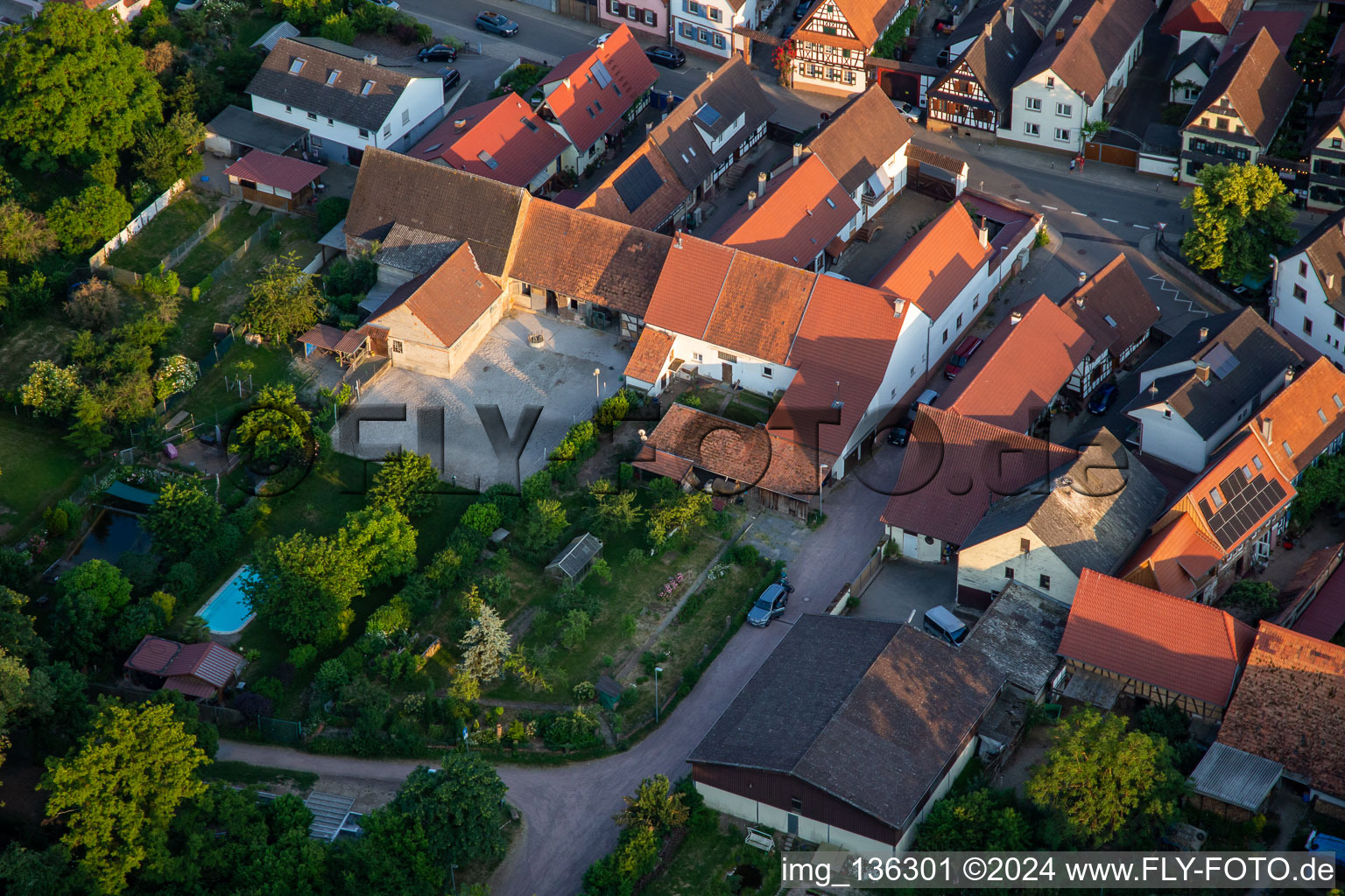 Vue oblique de Gnägyhof dans la rue principale à Winden dans le département Rhénanie-Palatinat, Allemagne