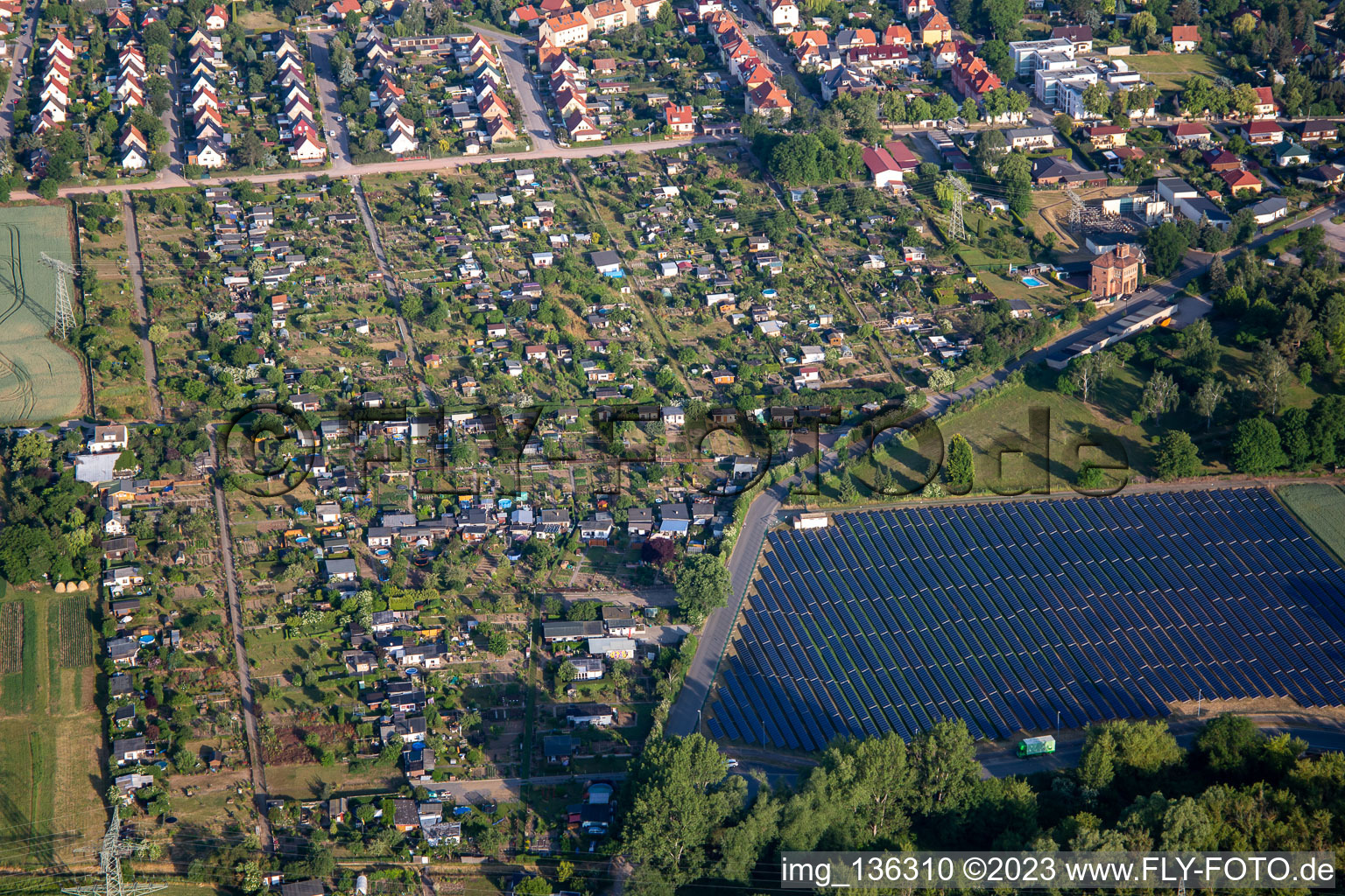 Vue aérienne de Champ solaire sur Badeborner Weg à Quedlinburg dans le département Saxe-Anhalt, Allemagne