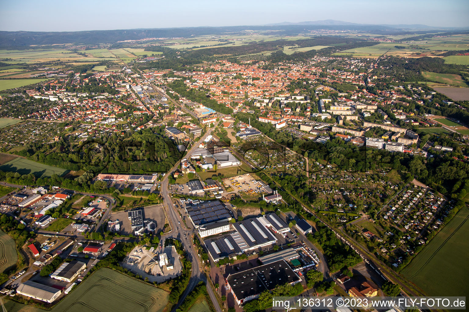 Vue aérienne de Zone commerciale de la Magdeburger Straße à Quedlinburg dans le département Saxe-Anhalt, Allemagne