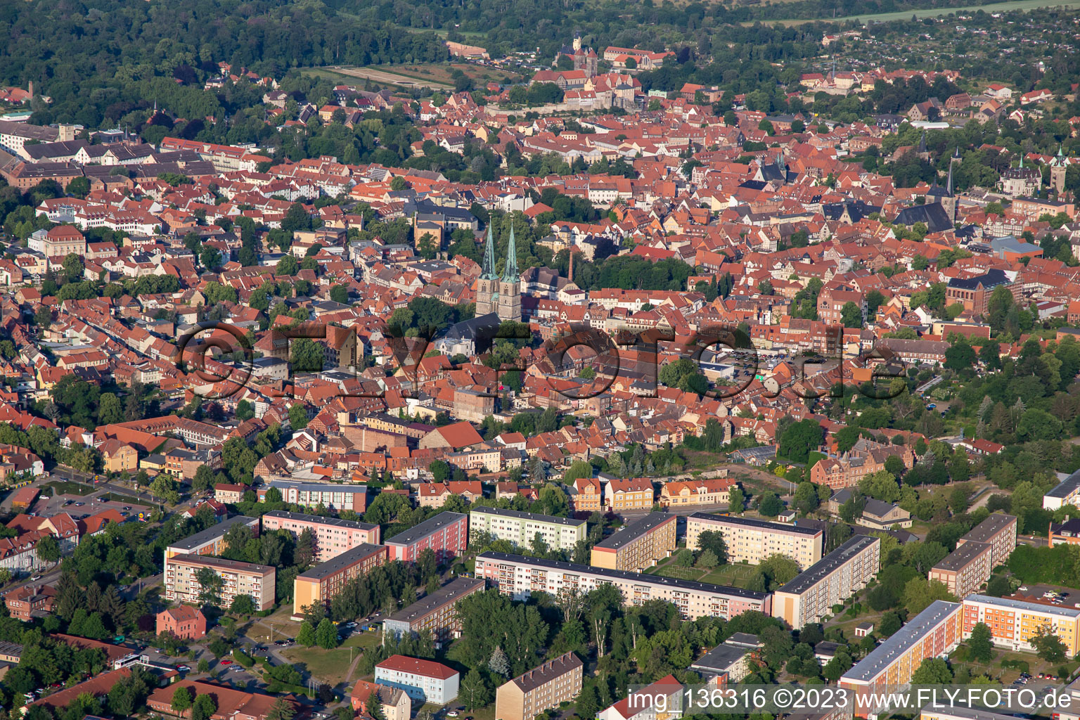 Vue aérienne de Église du marché de Saint-Benoît à Quedlinburg dans le département Saxe-Anhalt, Allemagne