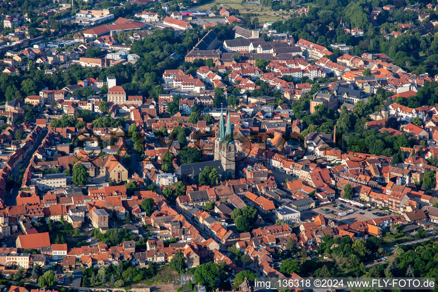Vue aérienne de Église du marché de Saint-Benoît à Quedlinburg dans le département Saxe-Anhalt, Allemagne