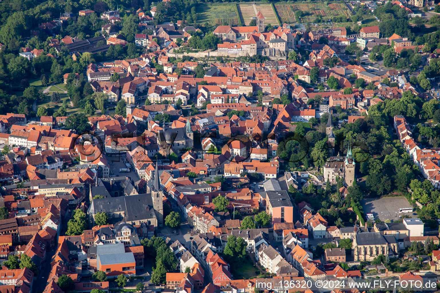 Vue aérienne de Vieille ville avec Burgberg-St. Wiperti-Münzenberg, collégiale Saint-Servatii et musée du château Quedlinburg à Quedlinburg dans le département Saxe-Anhalt, Allemagne