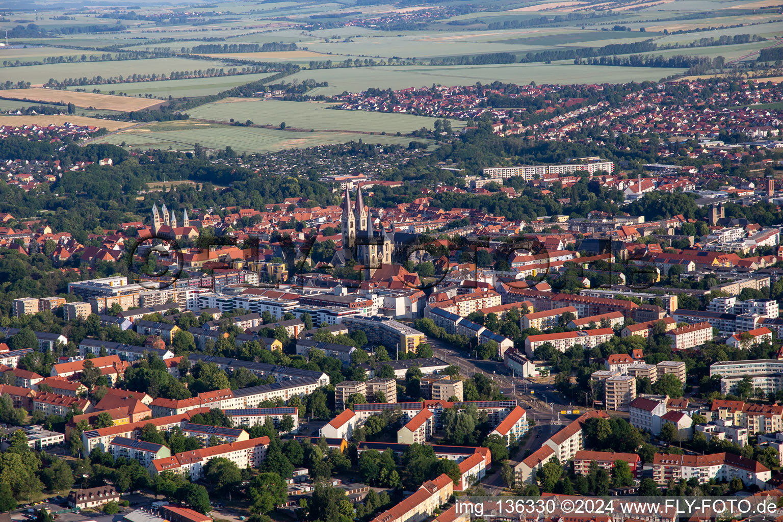 Vue aérienne de Cathédrale et trésor de la cathédrale Halberstadt à Halberstadt dans le département Saxe-Anhalt, Allemagne