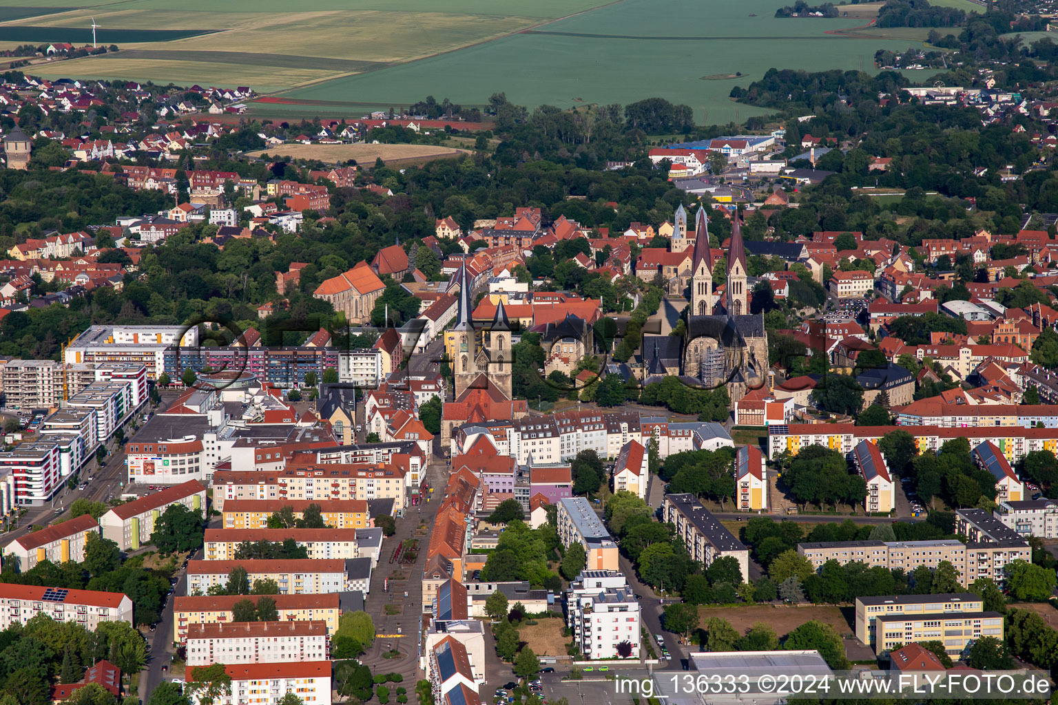 Vue aérienne de Cathédrale et trésor de la cathédrale Halberstadt depuis l'est à Halberstadt dans le département Saxe-Anhalt, Allemagne
