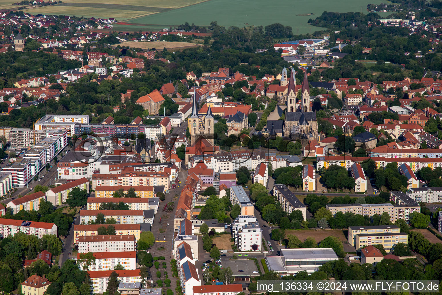 Vue aérienne de Cathédrale et trésor de la cathédrale Halberstadt depuis l'est à Halberstadt dans le département Saxe-Anhalt, Allemagne