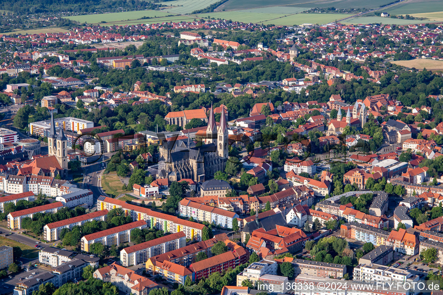 Vue aérienne de Cathédrale et trésor de la cathédrale Halberstadt du nord-est à Halberstadt dans le département Saxe-Anhalt, Allemagne