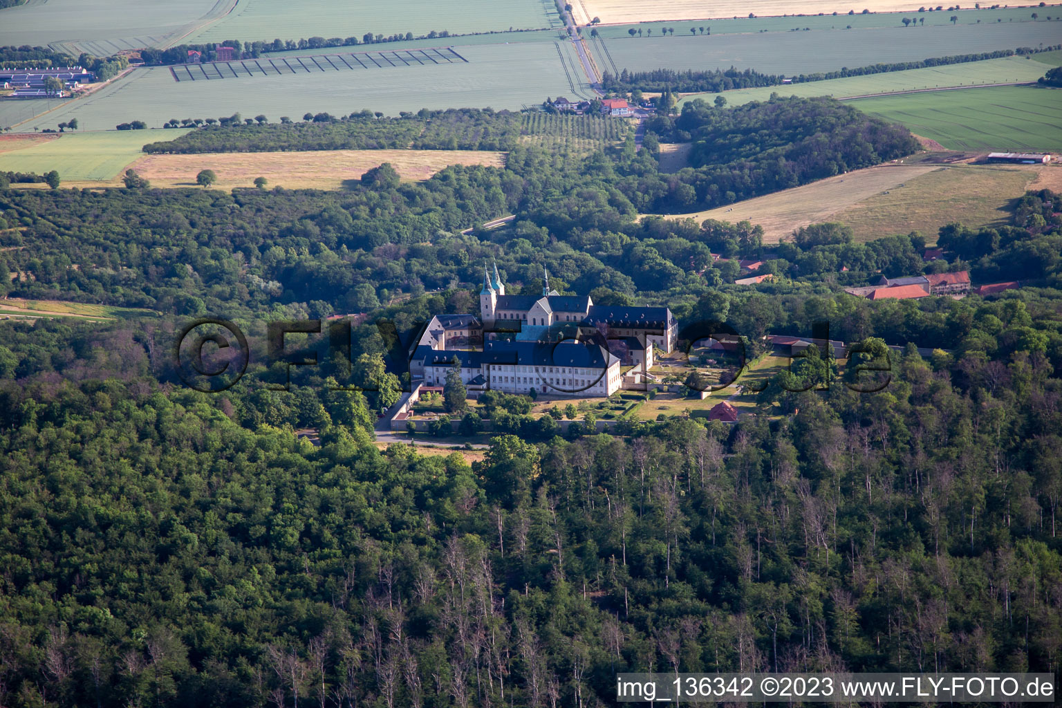 Vue aérienne de Monastère de Huysbourg à le quartier Röderhof in Huy dans le département Saxe-Anhalt, Allemagne