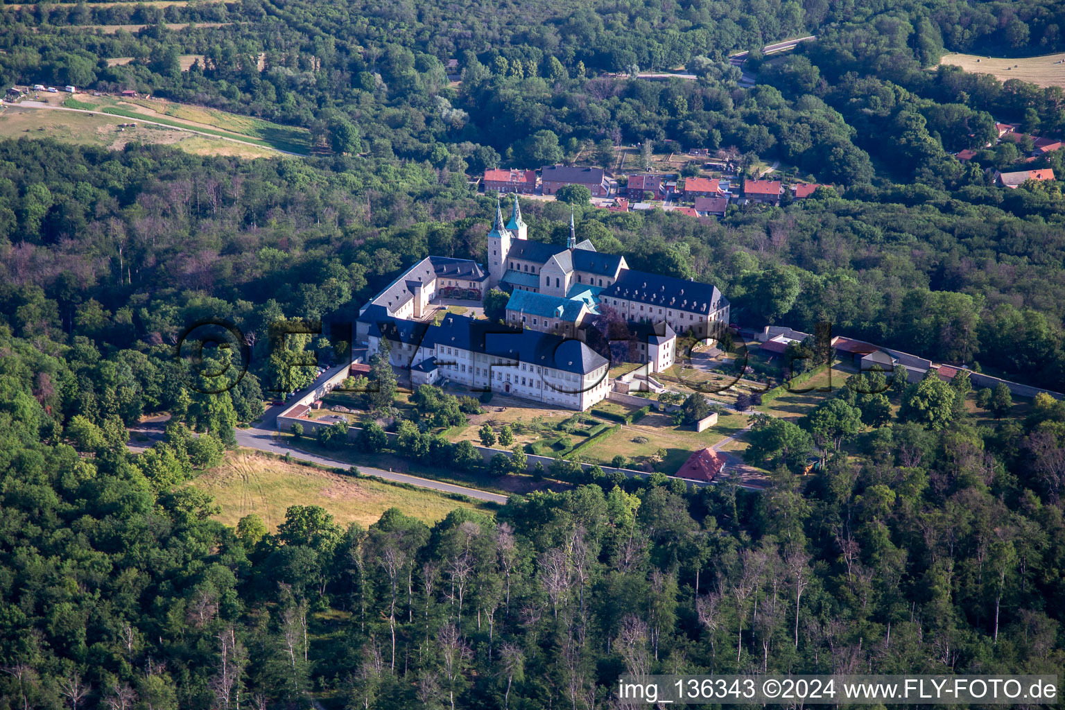 Vue aérienne de Monastère de Huysbourg à le quartier Röderhof in Huy dans le département Saxe-Anhalt, Allemagne