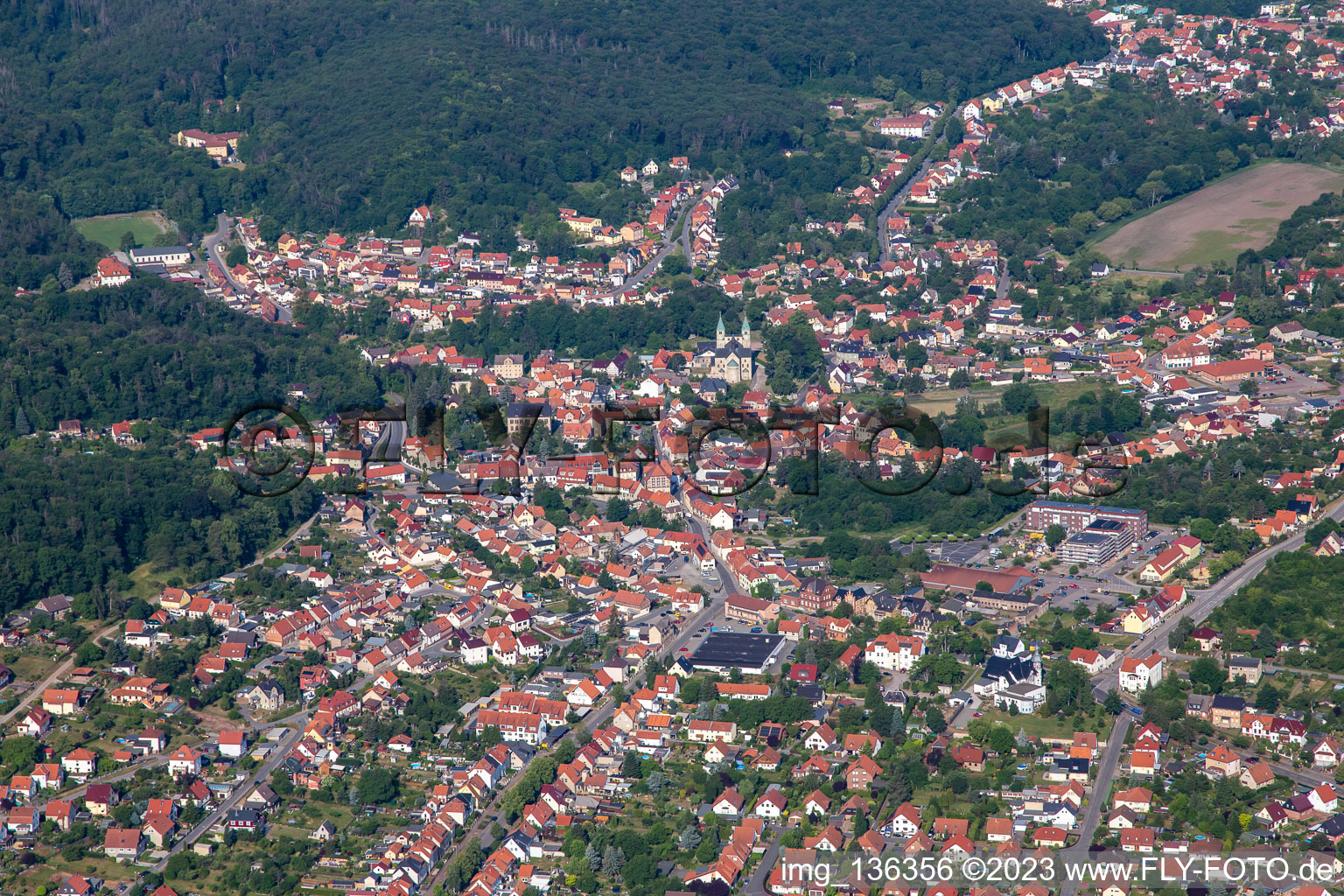 Vue aérienne de Collégiale Saint-Cyriaque Gernrode à le quartier Gernrode in Quedlinburg dans le département Saxe-Anhalt, Allemagne