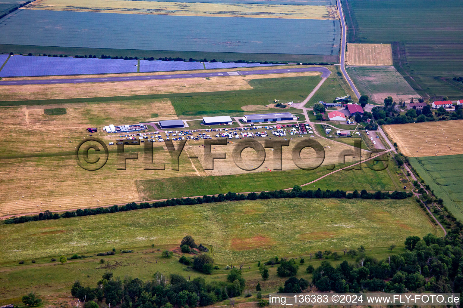 Vue aérienne de Paramoteurs à l'aéroport Ballenstedt à le quartier Asmusstedt in Ballenstedt dans le département Saxe-Anhalt, Allemagne