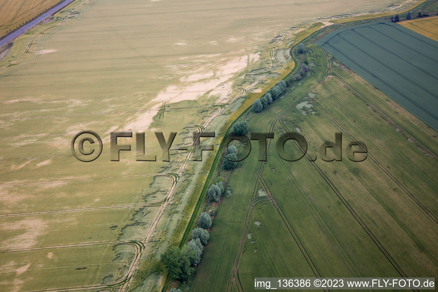 Vue aérienne de Cours du ruisseau Getel à le quartier Radisleben in Ballenstedt dans le département Saxe-Anhalt, Allemagne