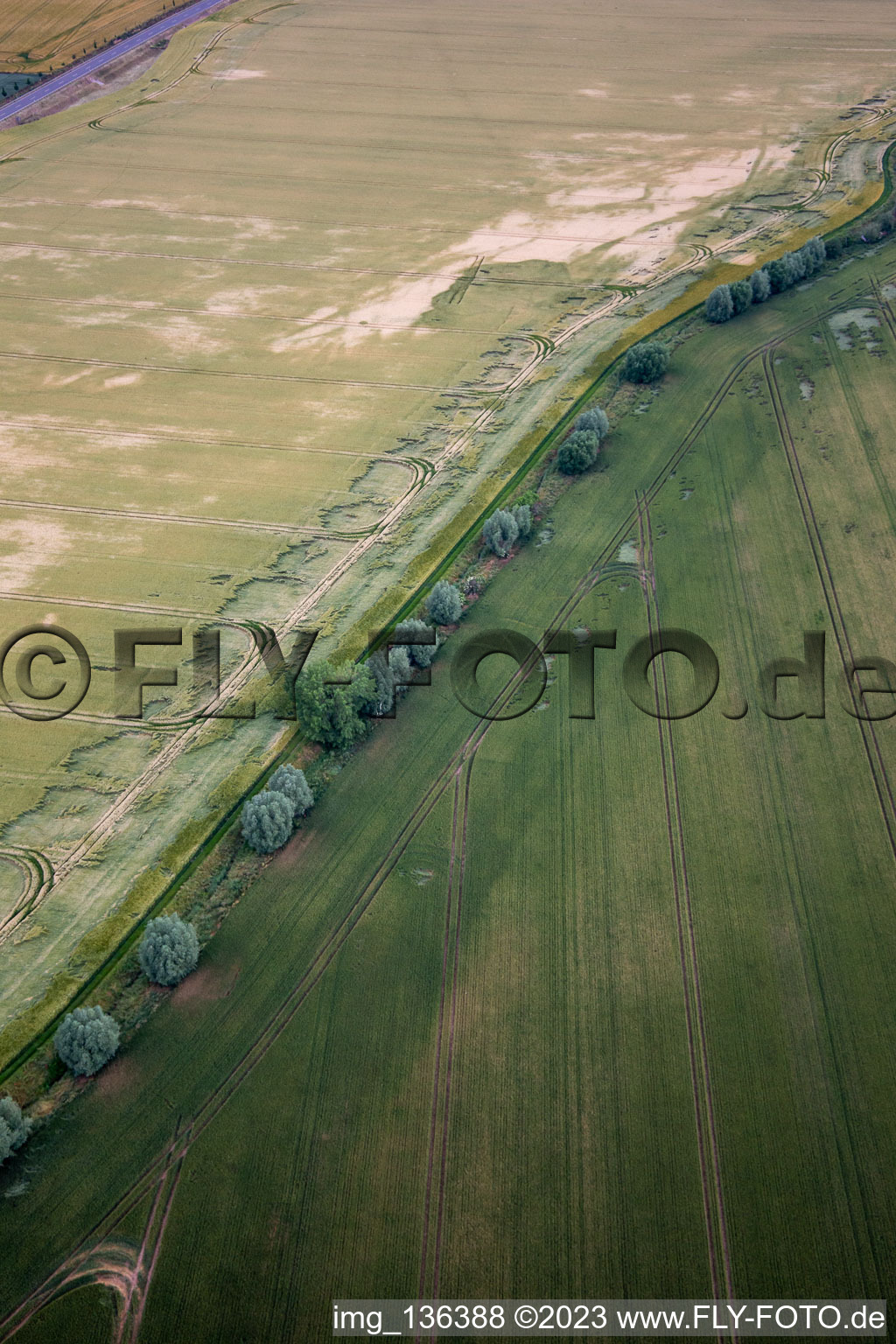 Vue aérienne de Cours du ruisseau Getel à le quartier Radisleben in Ballenstedt dans le département Saxe-Anhalt, Allemagne