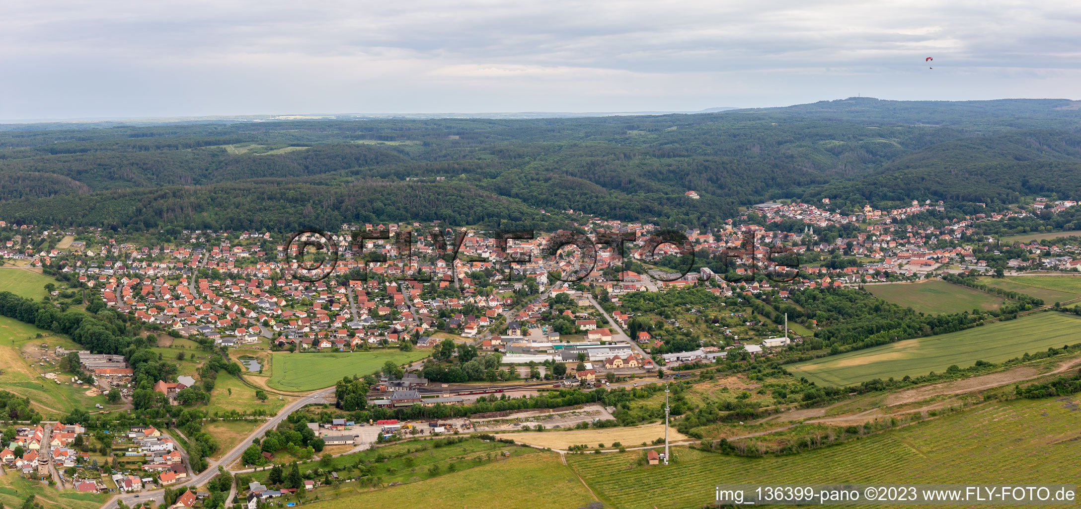 Vue aérienne de Panorama du nord à le quartier Gernrode in Quedlinburg dans le département Saxe-Anhalt, Allemagne