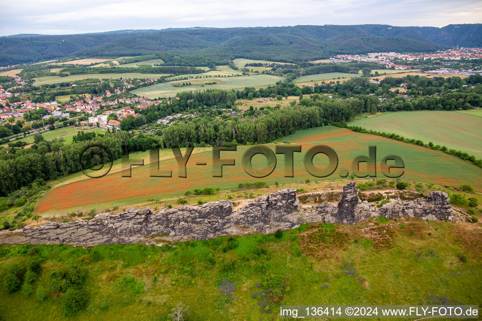 Vue oblique de Mur du Diable (Königsstein) à le quartier Weddersleben in Thale dans le département Saxe-Anhalt, Allemagne