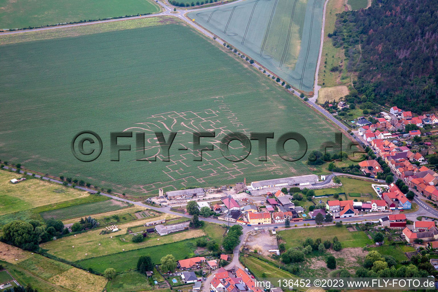 Vue aérienne de Maison de vacances Labyrinthe des champs Hof Konietzke à le quartier Westerhausen in Thale dans le département Saxe-Anhalt, Allemagne
