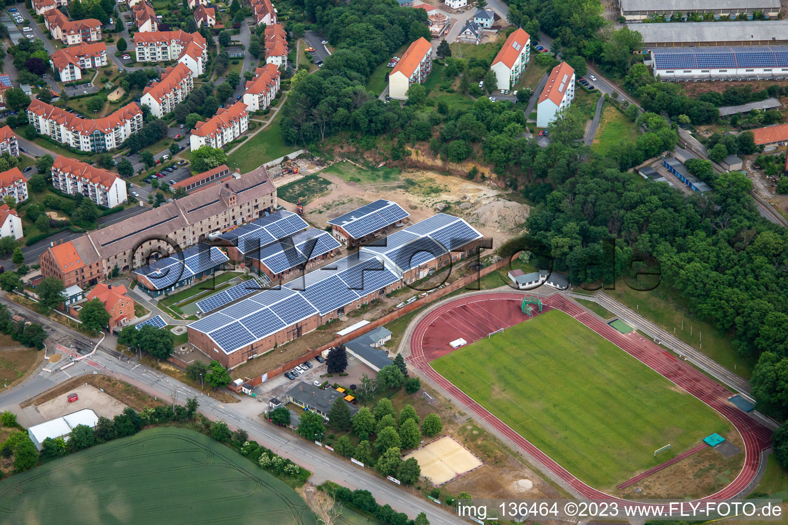 Vue aérienne de Terrain de sport chez Moorberg et Wolff Energy Group à Quedlinburg dans le département Saxe-Anhalt, Allemagne