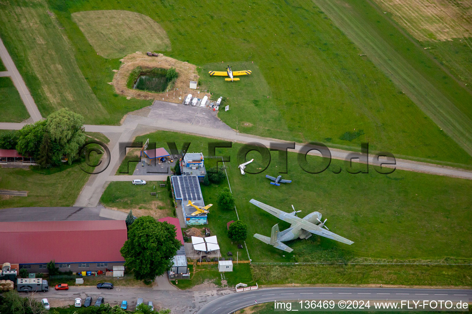 Vue aérienne de Avion historique à l'aéroport Ballenstedt à le quartier Asmusstedt in Ballenstedt dans le département Saxe-Anhalt, Allemagne