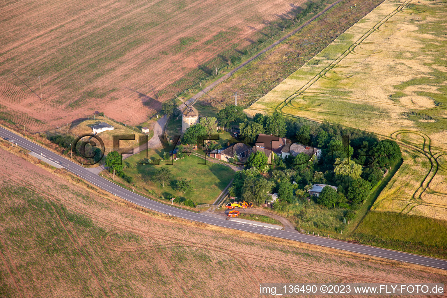 Vue aérienne de Moulin à vent hollandais Endorf à le quartier Endorf in Falkenstein dans le département Saxe-Anhalt, Allemagne