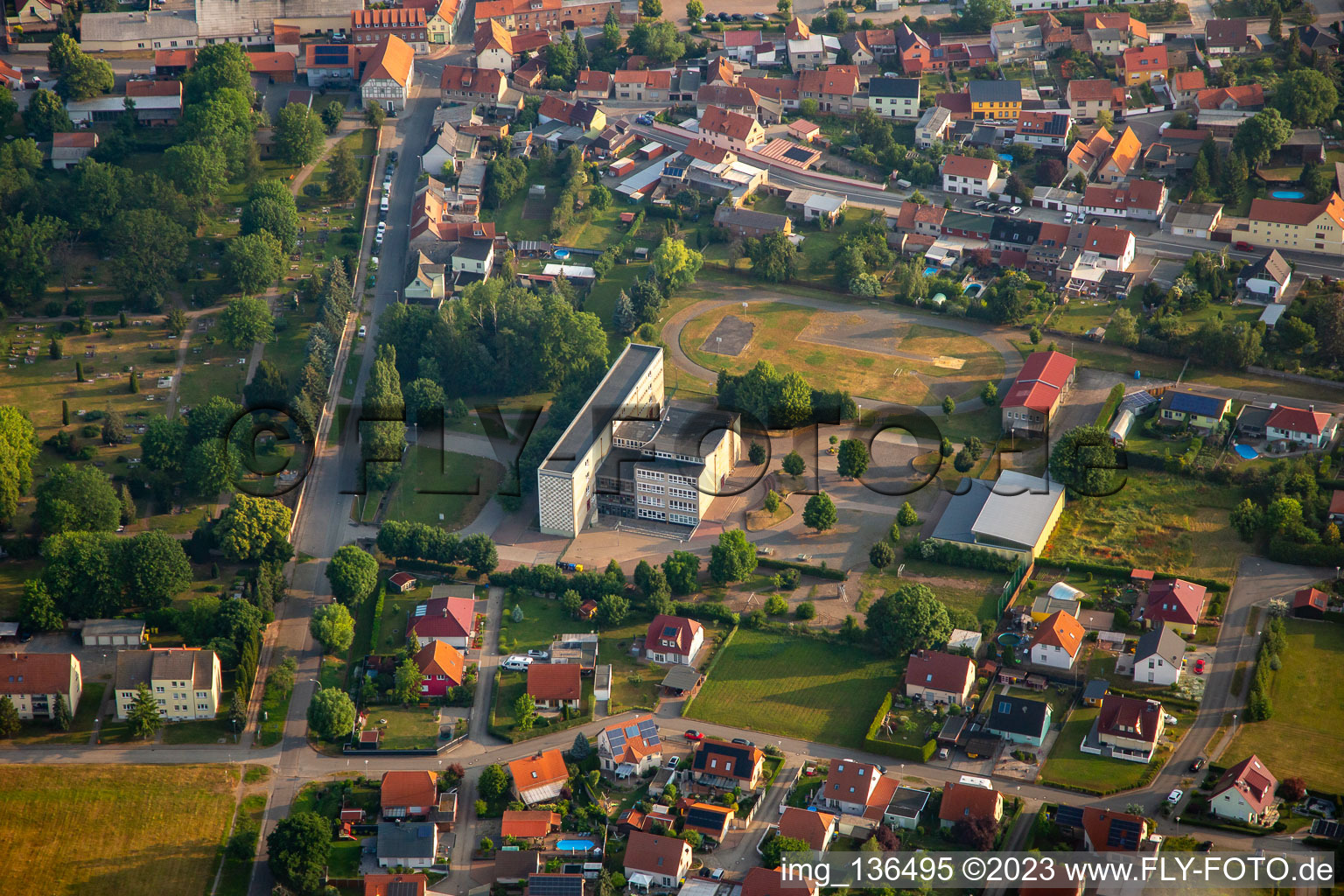 Vue aérienne de École secondaire Ludwig Gleim à le quartier Ermsleben in Falkenstein dans le département Saxe-Anhalt, Allemagne