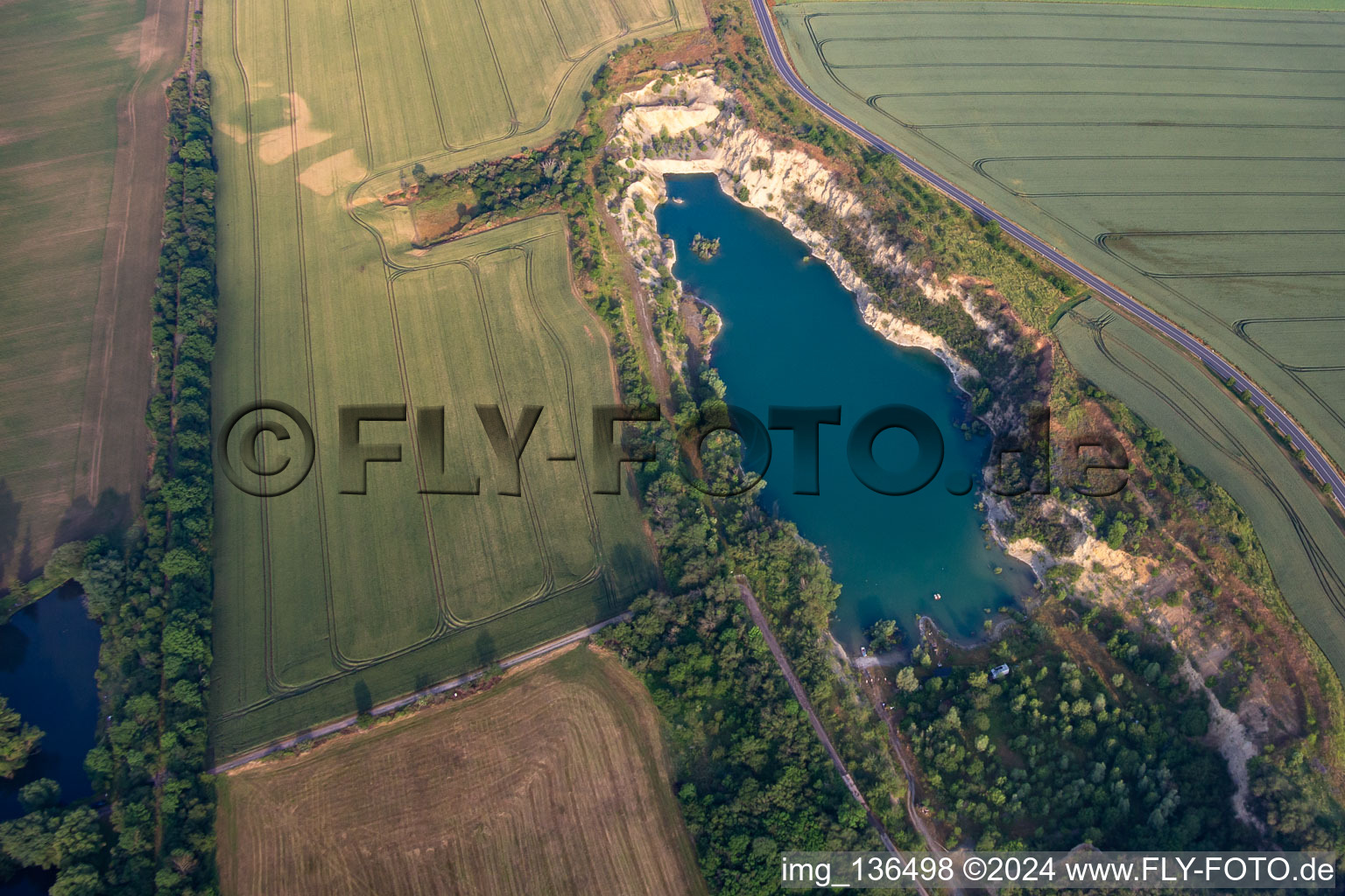 Vue aérienne de Baggersee sur la Bahnhofstr à le quartier Ermsleben in Falkenstein dans le département Saxe-Anhalt, Allemagne