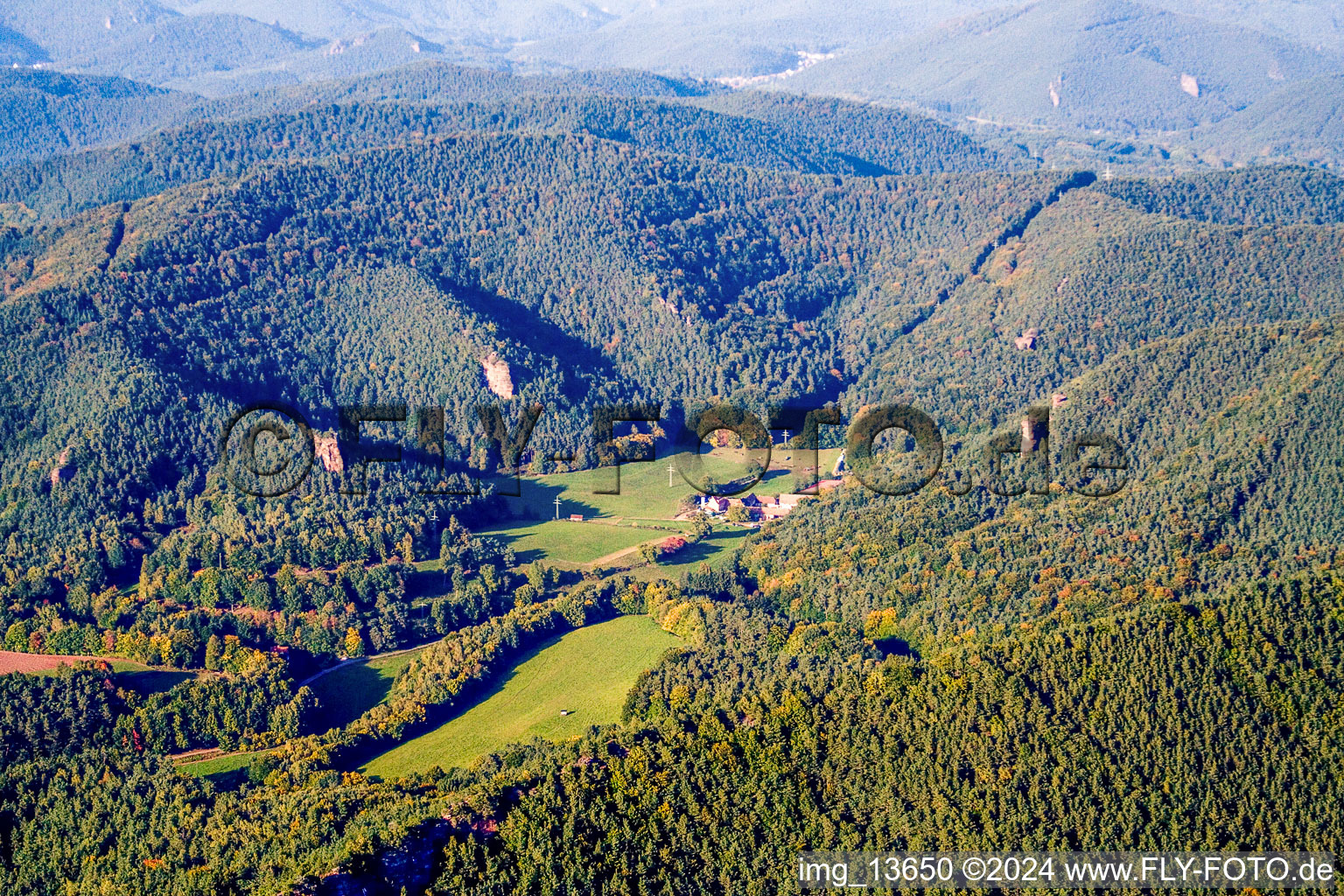 Vue aérienne de Bärenbrunnerhof dans la vallée de Bärenbrunner à Busenberg dans le département Rhénanie-Palatinat, Allemagne