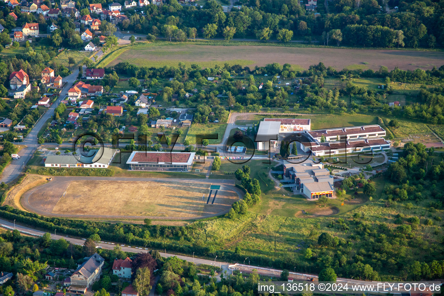 Vue aérienne de École communautaire, école primaire et école SINE-CURA à le quartier Gernrode in Quedlinburg dans le département Saxe-Anhalt, Allemagne