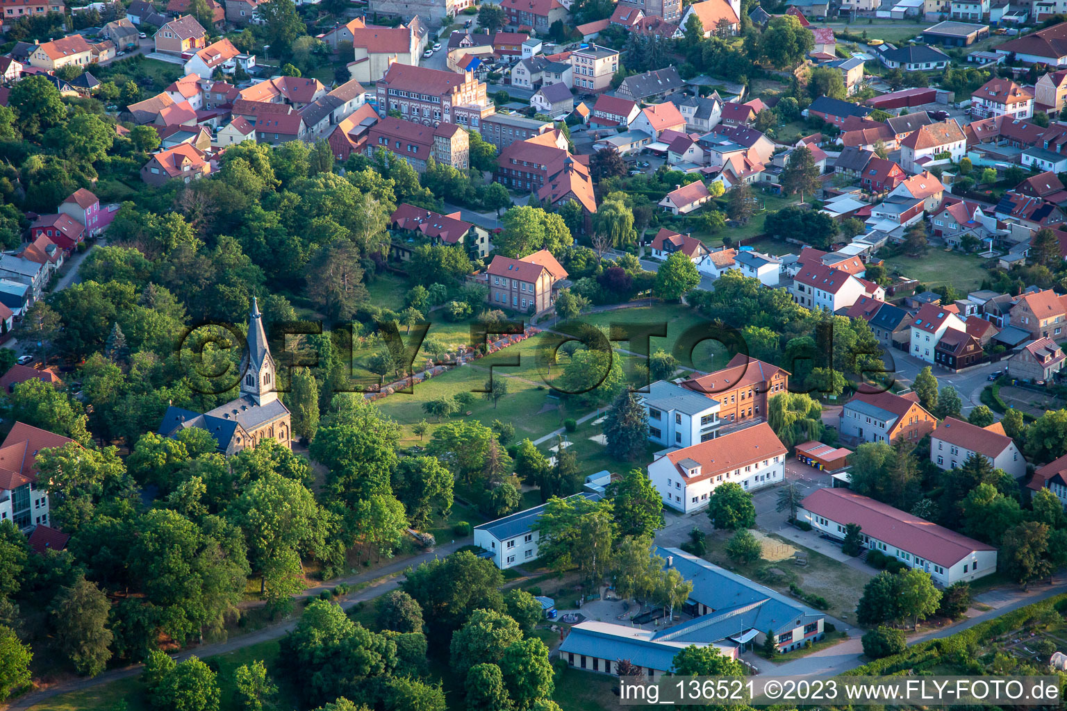 Vue aérienne de Église du Lindenhof à le quartier Neinstedt in Thale dans le département Saxe-Anhalt, Allemagne