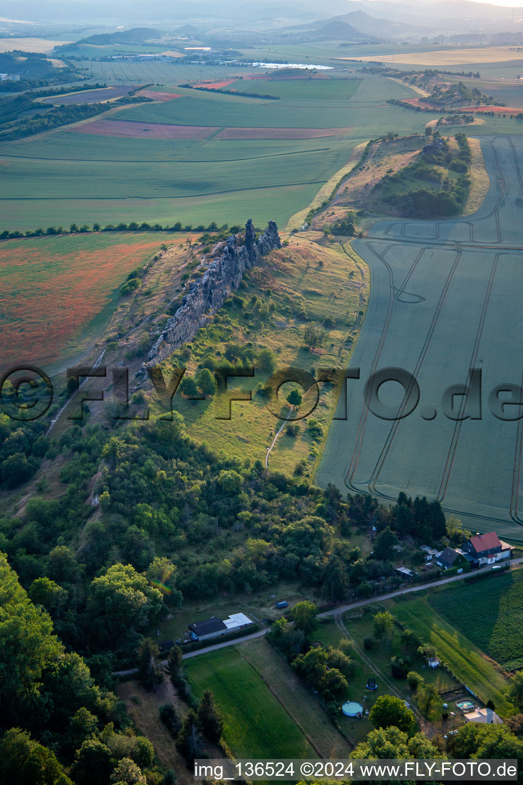 Vue aérienne de Mur du Diable (Königsstein) depuis l'est à le quartier Weddersleben in Thale dans le département Saxe-Anhalt, Allemagne