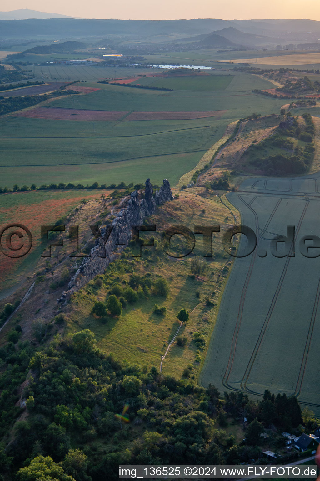 Photographie aérienne de Mur du Diable (Königsstein) depuis l'est à le quartier Weddersleben in Thale dans le département Saxe-Anhalt, Allemagne