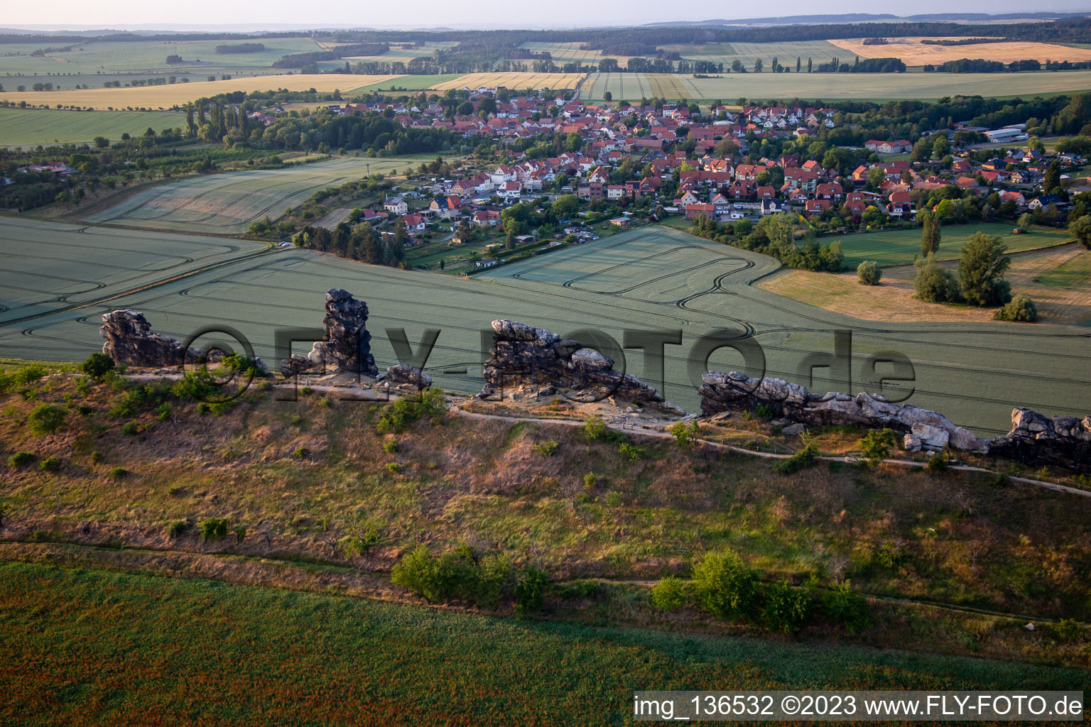 Vue aérienne de Pierres centrales du Mur du Diable du sud-est à le quartier Weddersleben in Thale dans le département Saxe-Anhalt, Allemagne