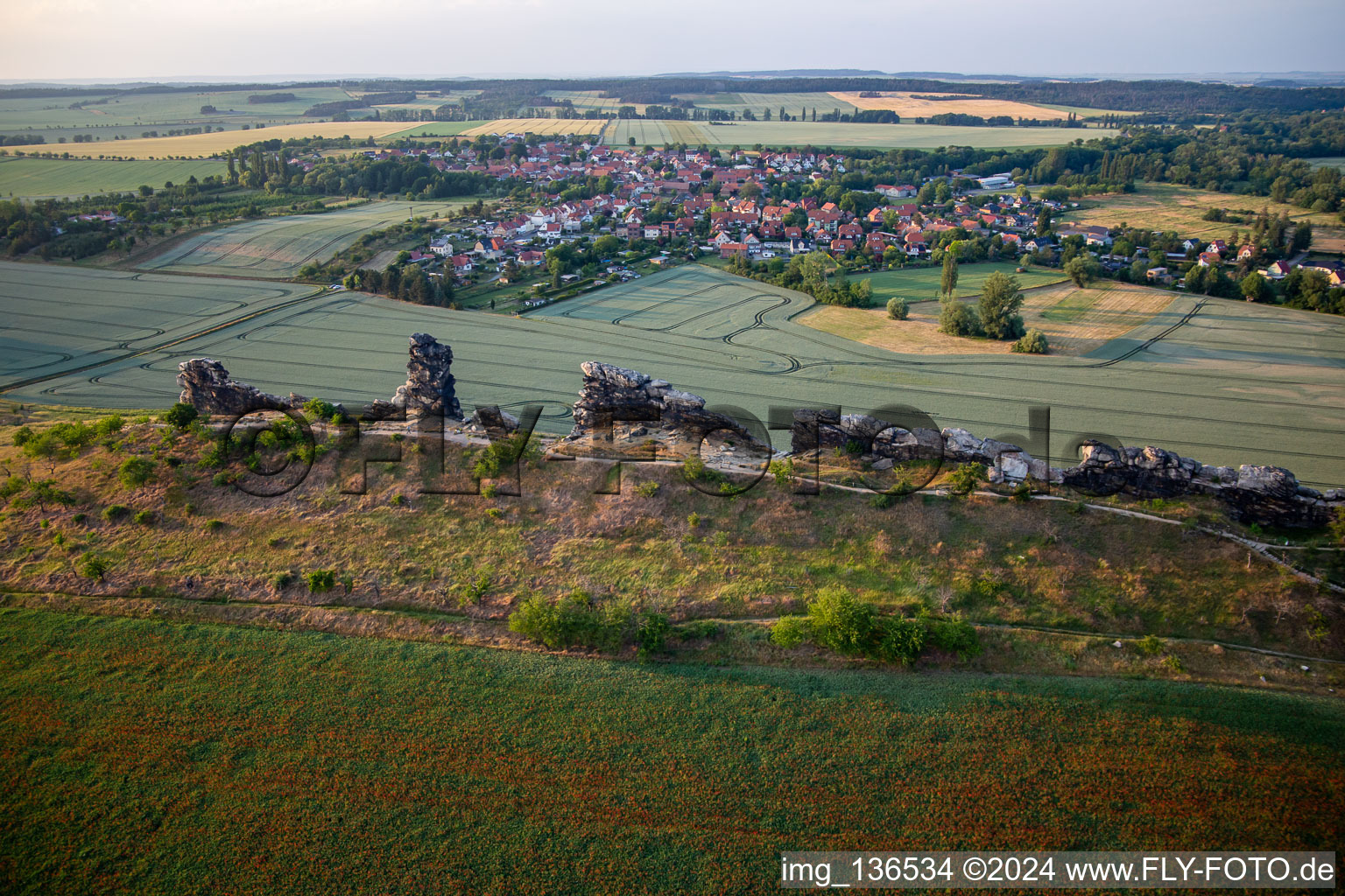 Vue aérienne de Pierres centrales du Mur du Diable du sud-est à le quartier Weddersleben in Thale dans le département Saxe-Anhalt, Allemagne