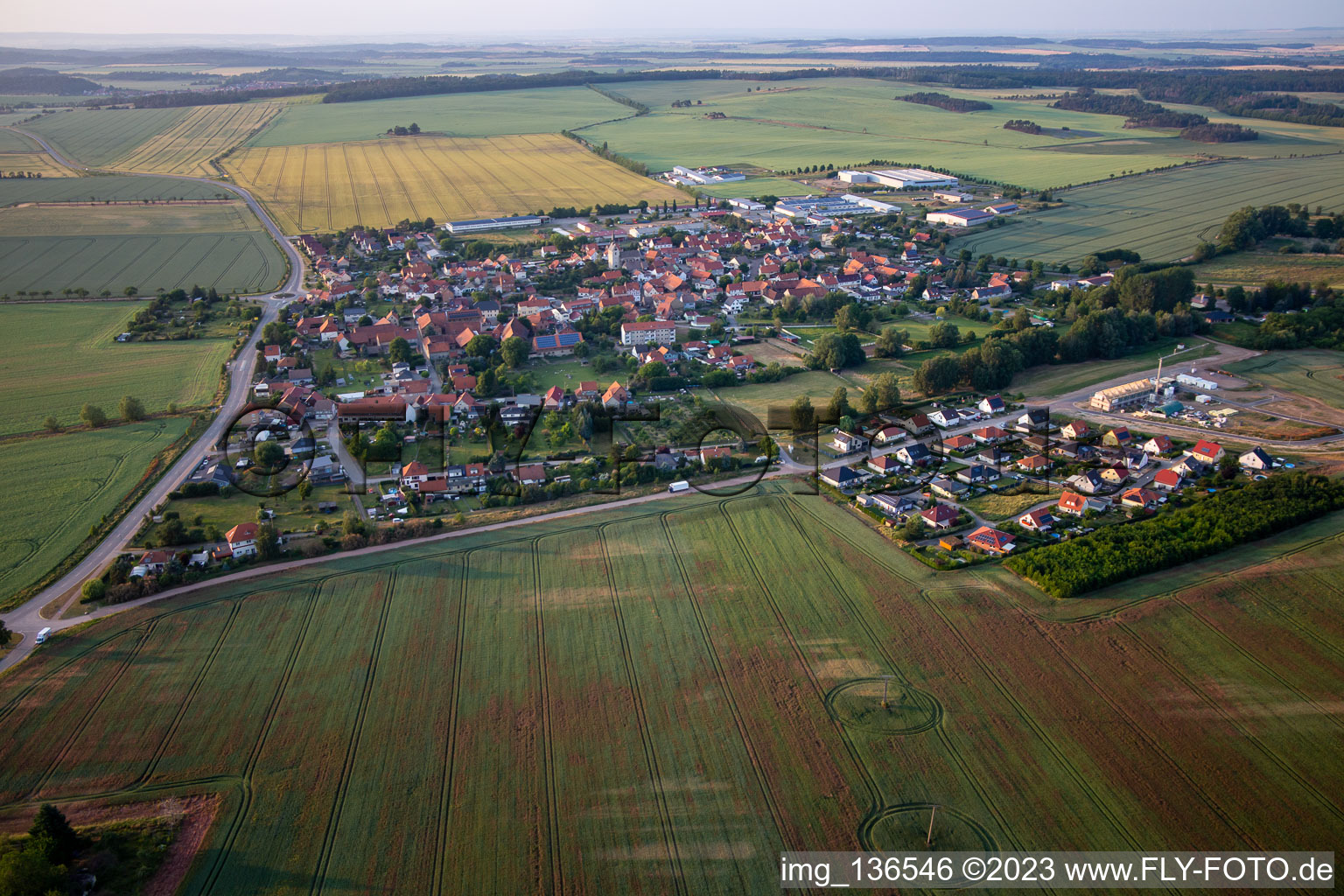 Vue aérienne de Du sud-ouest à le quartier Warnstedt in Thale dans le département Saxe-Anhalt, Allemagne