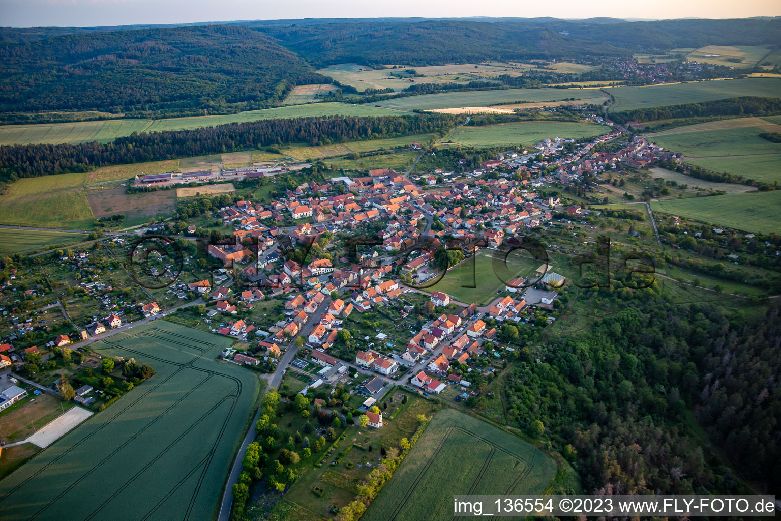 Vue aérienne de Du nord-est à le quartier Timmenrode in Blankenburg dans le département Saxe-Anhalt, Allemagne