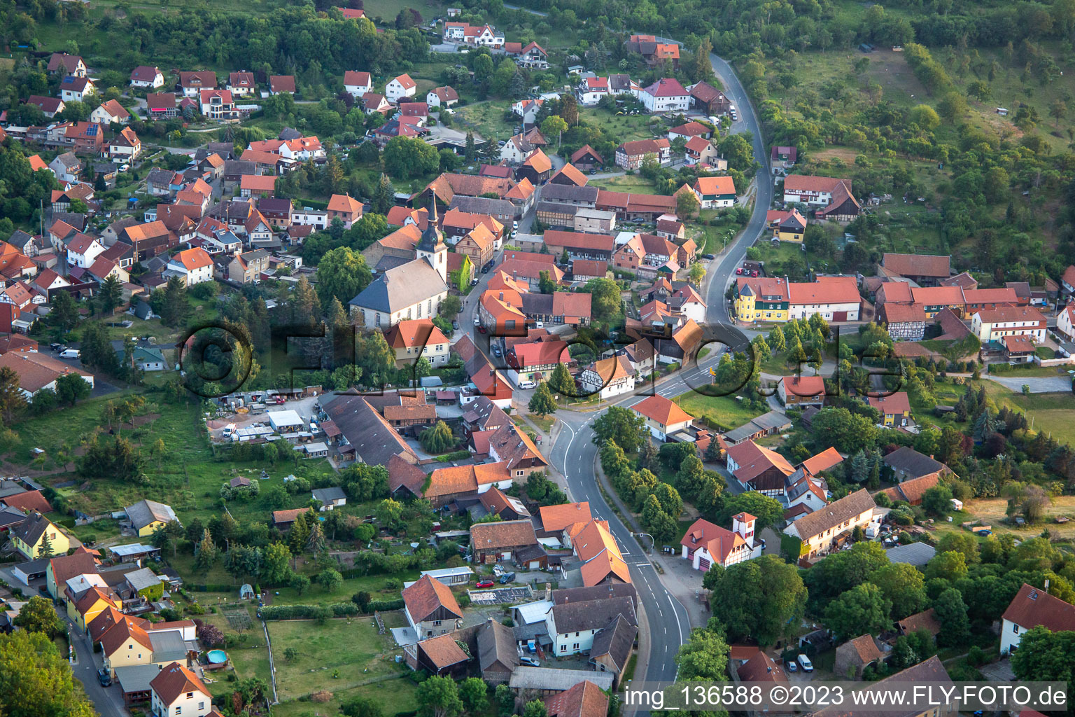 Vue aérienne de Église de la Sainte Trinité à le quartier Heimburg in Blankenburg dans le département Saxe-Anhalt, Allemagne