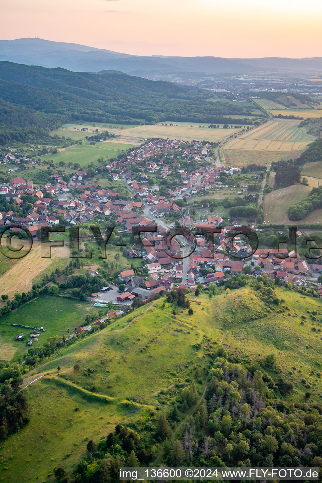 Vue aérienne de De l'est à le quartier Benzingerode in Wernigerode dans le département Saxe-Anhalt, Allemagne