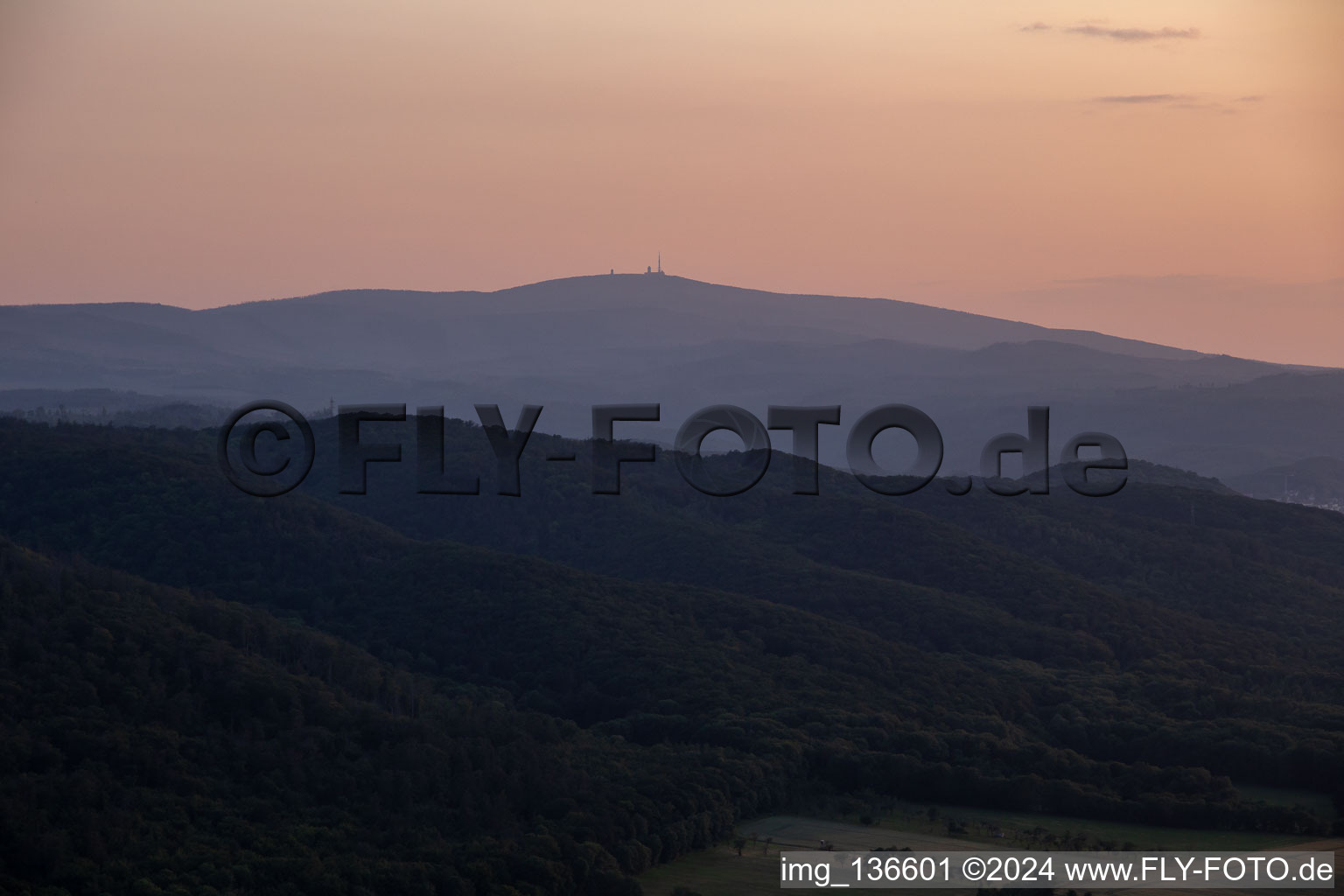 Vue aérienne de Des morceaux dans la lumière du soir à le quartier Schierke in Wernigerode dans le département Saxe-Anhalt, Allemagne