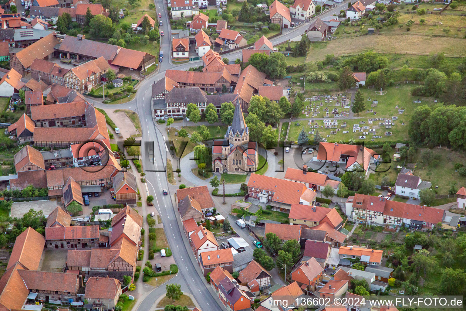 Vue aérienne de Église du Rédempteur à le quartier Benzingerode in Wernigerode dans le département Saxe-Anhalt, Allemagne