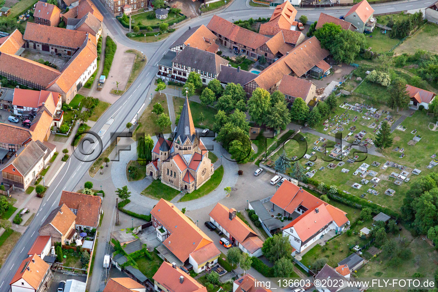 Vue aérienne de Église du Rédempteur à le quartier Benzingerode in Wernigerode dans le département Saxe-Anhalt, Allemagne
