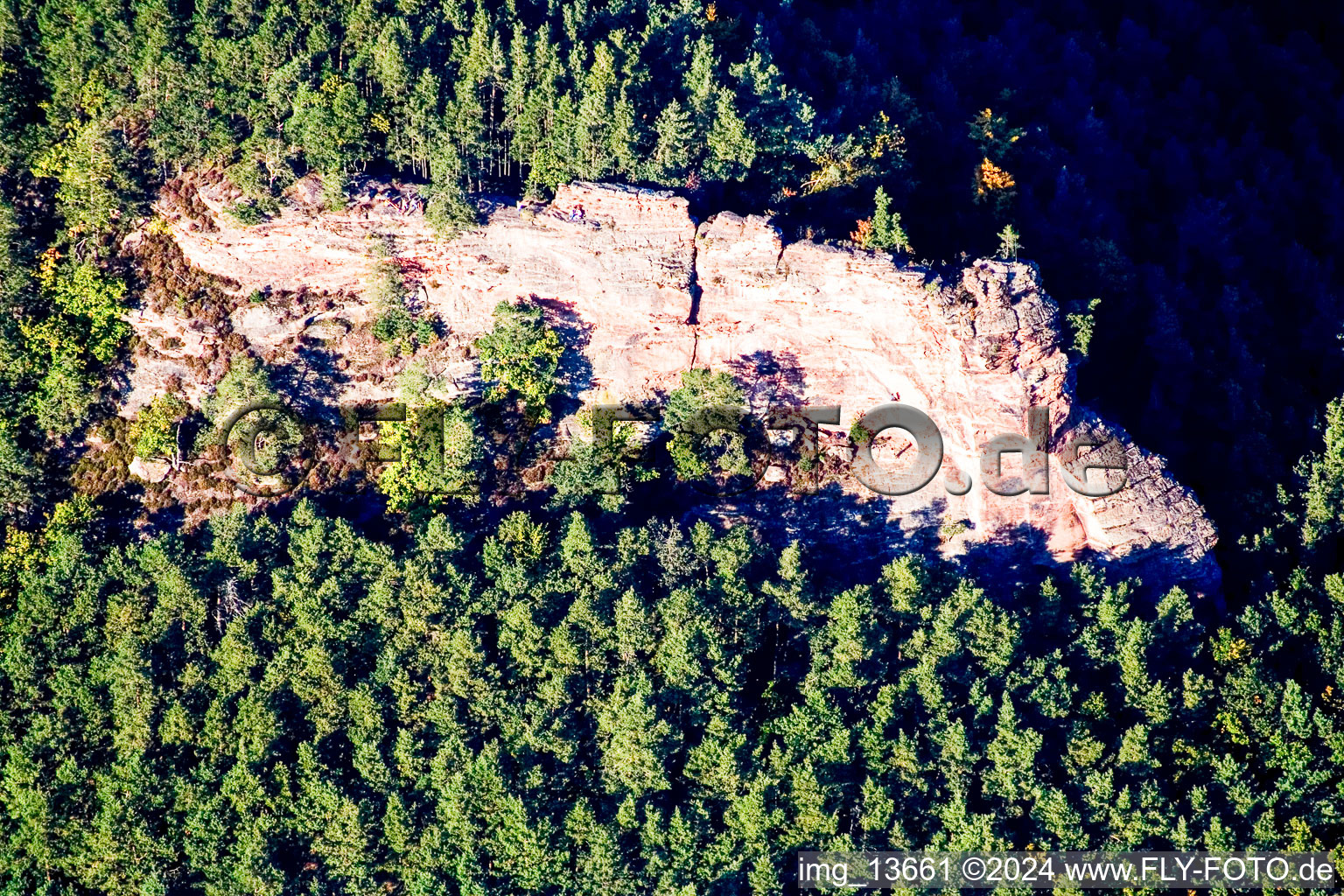 Vue oblique de Ruines et vestiges du mur de l'ancien complexe du château de Lindelbrunn à Vorderweidenthal dans le département Rhénanie-Palatinat, Allemagne