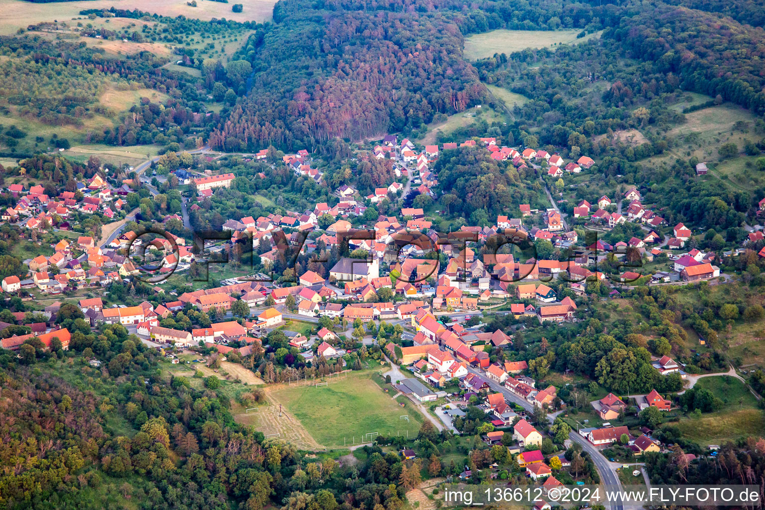 Vue aérienne de Du nord-ouest à le quartier Heimburg in Blankenburg dans le département Saxe-Anhalt, Allemagne