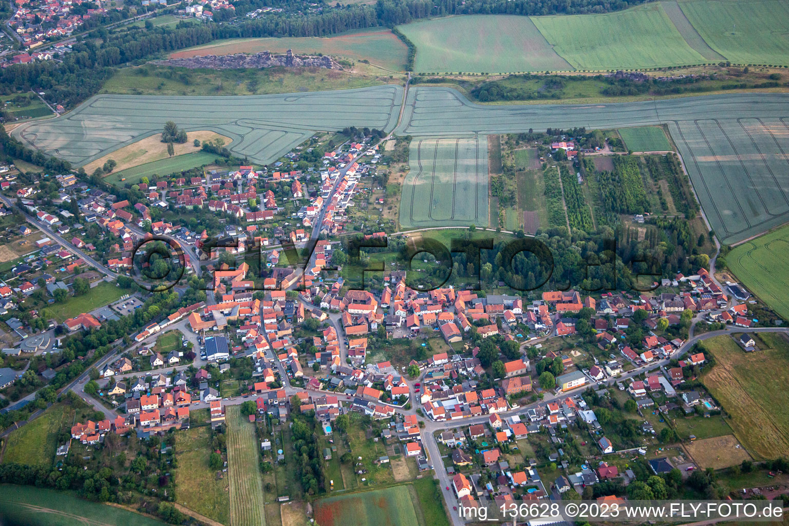 Vue aérienne de Du nord à le quartier Weddersleben in Thale dans le département Saxe-Anhalt, Allemagne