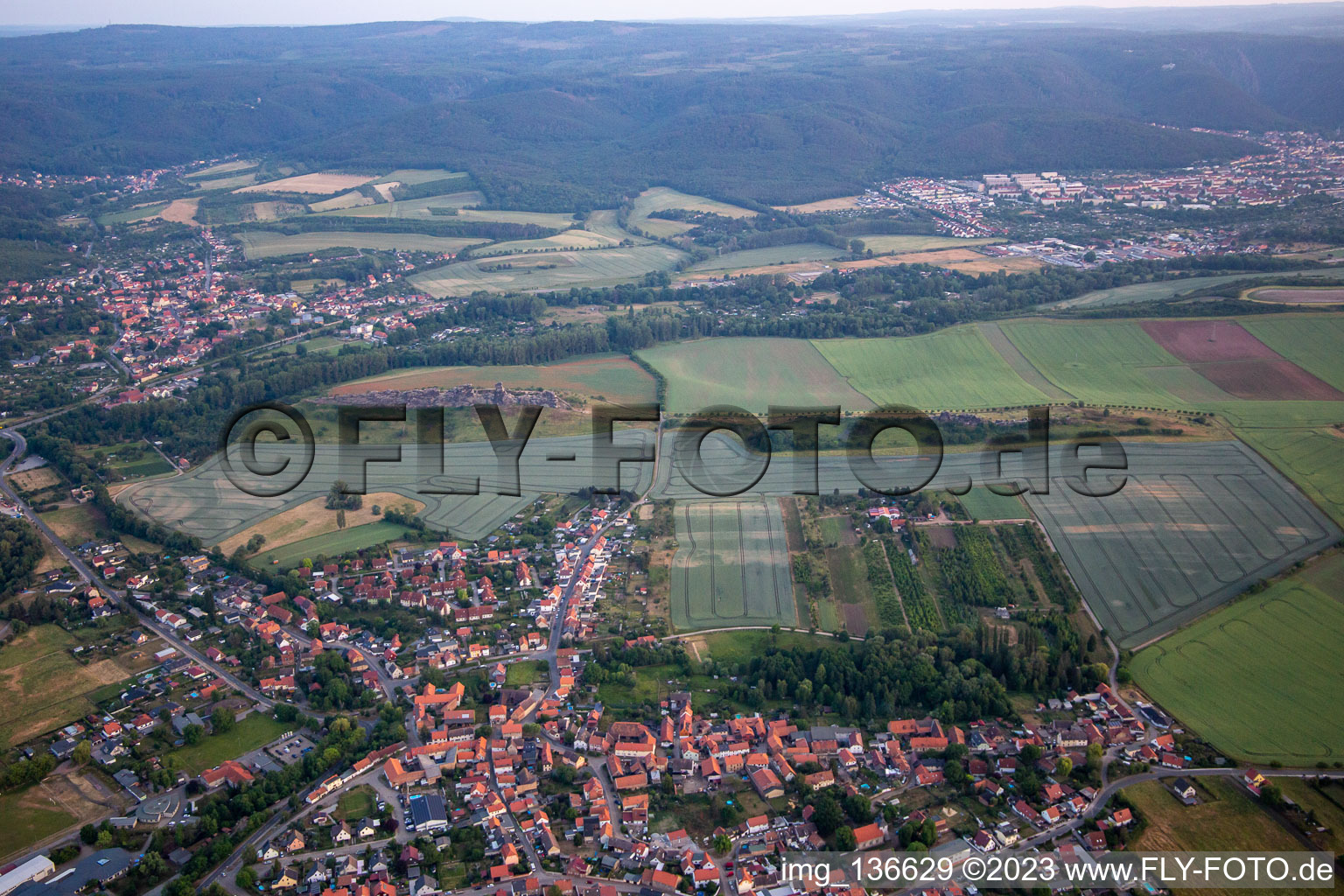 Vue aérienne de Mur du Diable (Königsstein) depuis le nord à le quartier Weddersleben in Thale dans le département Saxe-Anhalt, Allemagne