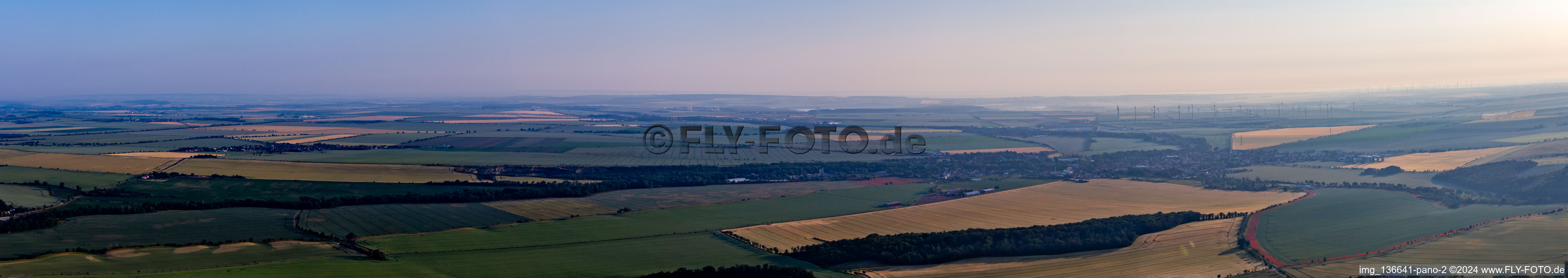 Vue aérienne de Panorama de l'avant-pays du Harz à le quartier Ermsleben in Falkenstein dans le département Saxe-Anhalt, Allemagne