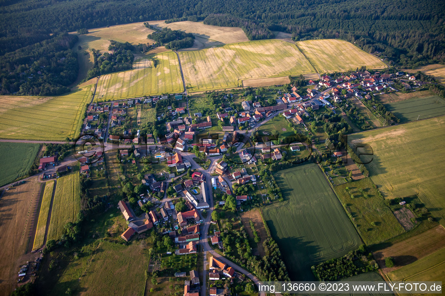 Vue aérienne de Dorfstr à le quartier Gorenzen in Mansfeld dans le département Saxe-Anhalt, Allemagne