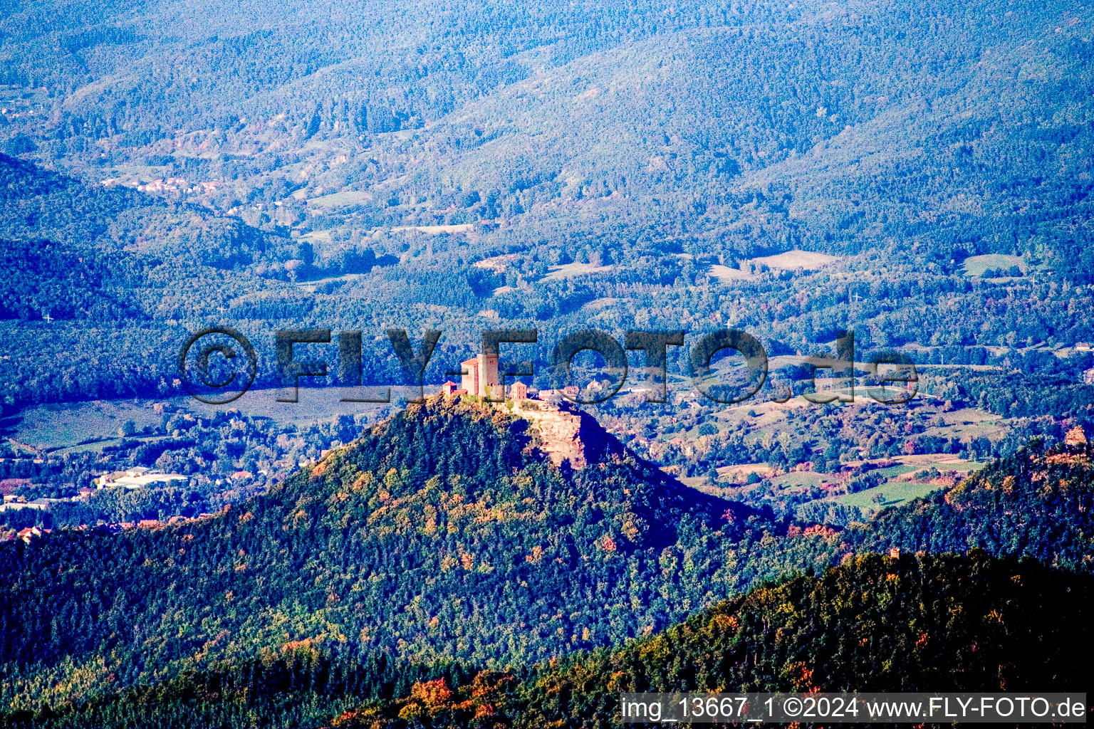 Vue aérienne de Château de Trifels vu du sud-ouest à le quartier Bindersbach in Annweiler am Trifels dans le département Rhénanie-Palatinat, Allemagne