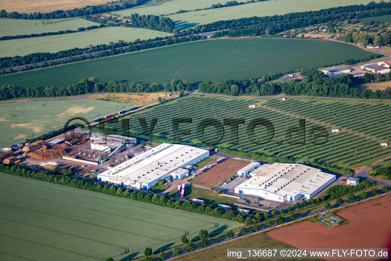 Vue aérienne de Pilzhof Pilzsubstrat Wallhausen GmbH devant le champ solaire Wallhausen à Wallhausen dans le département Saxe-Anhalt, Allemagne