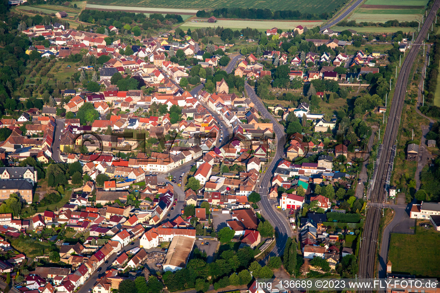 Vue aérienne de Rue principale, ligne de chemin de fer PostStr à Wallhausen dans le département Saxe-Anhalt, Allemagne