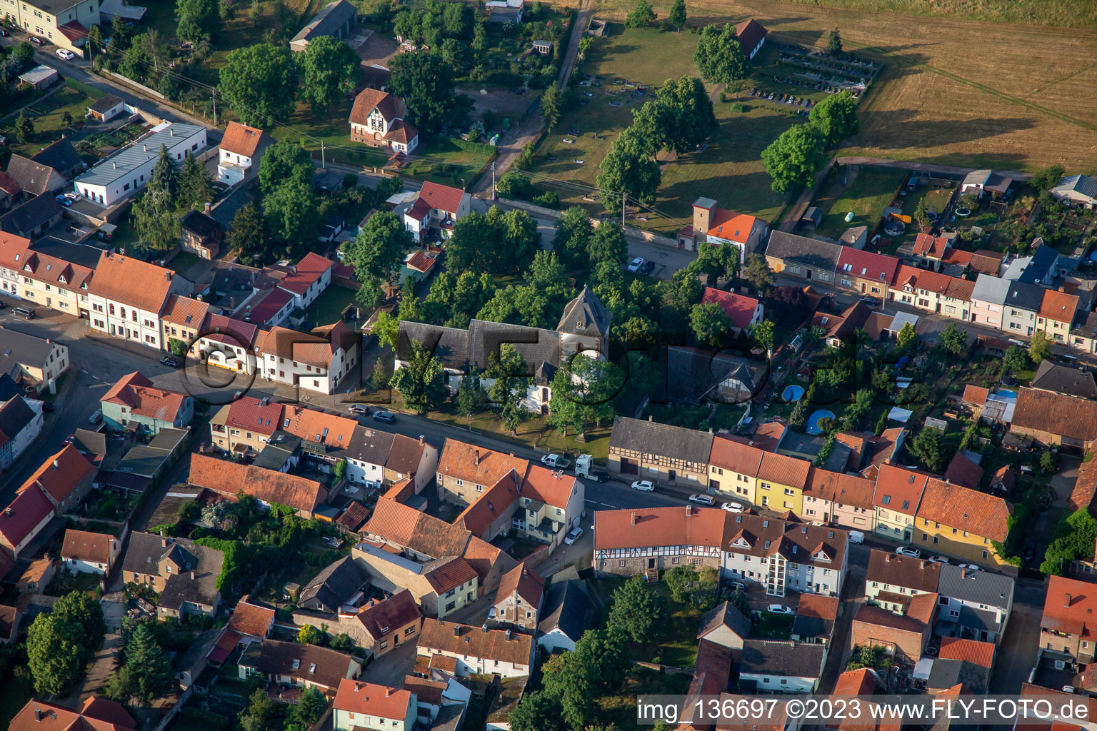 Vue aérienne de Kirchstr. à le quartier Brücken in Brücken-Hackpfüffel dans le département Saxe-Anhalt, Allemagne