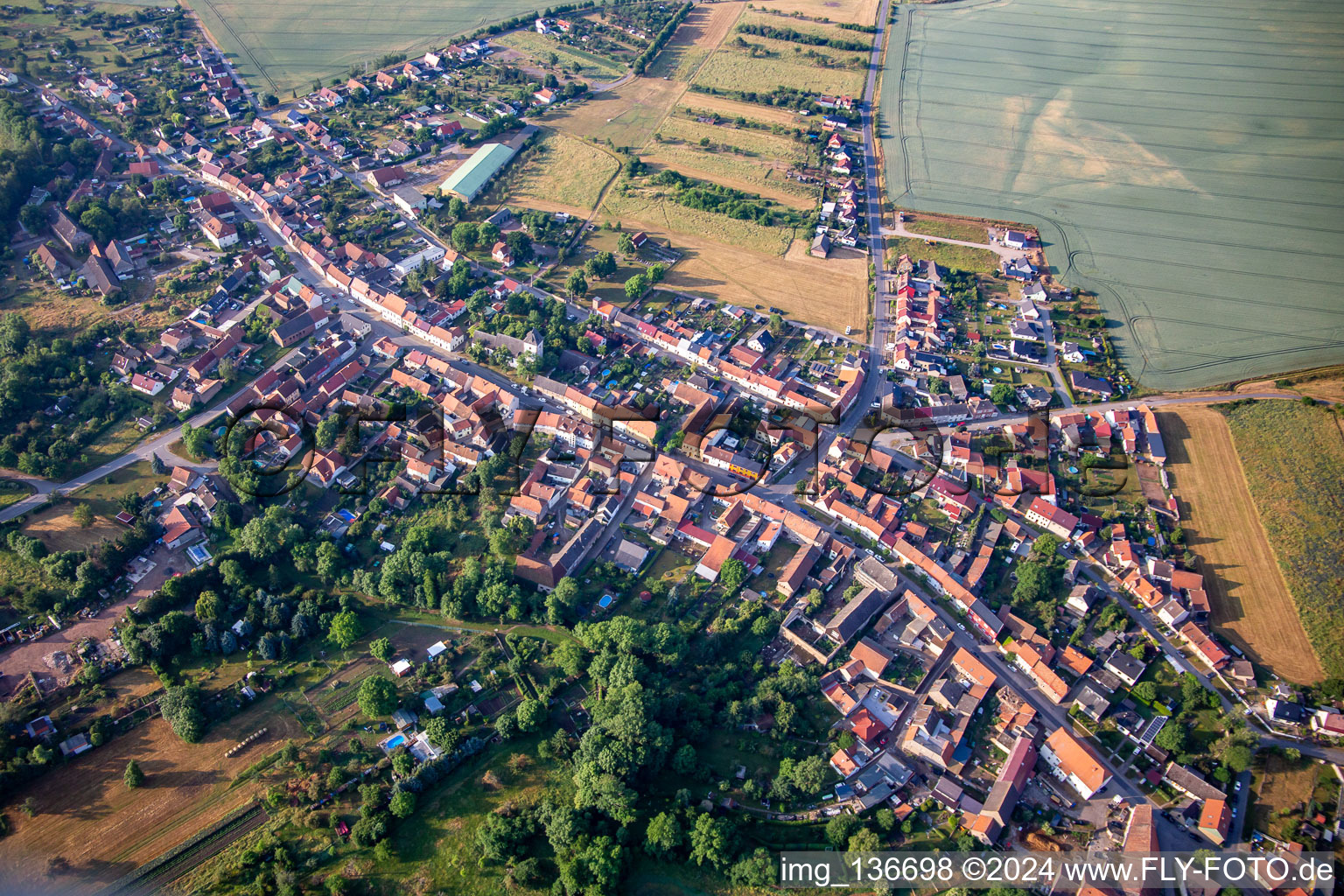 Vue aérienne de Quartier Brücken in Brücken-Hackpfüffel dans le département Saxe-Anhalt, Allemagne