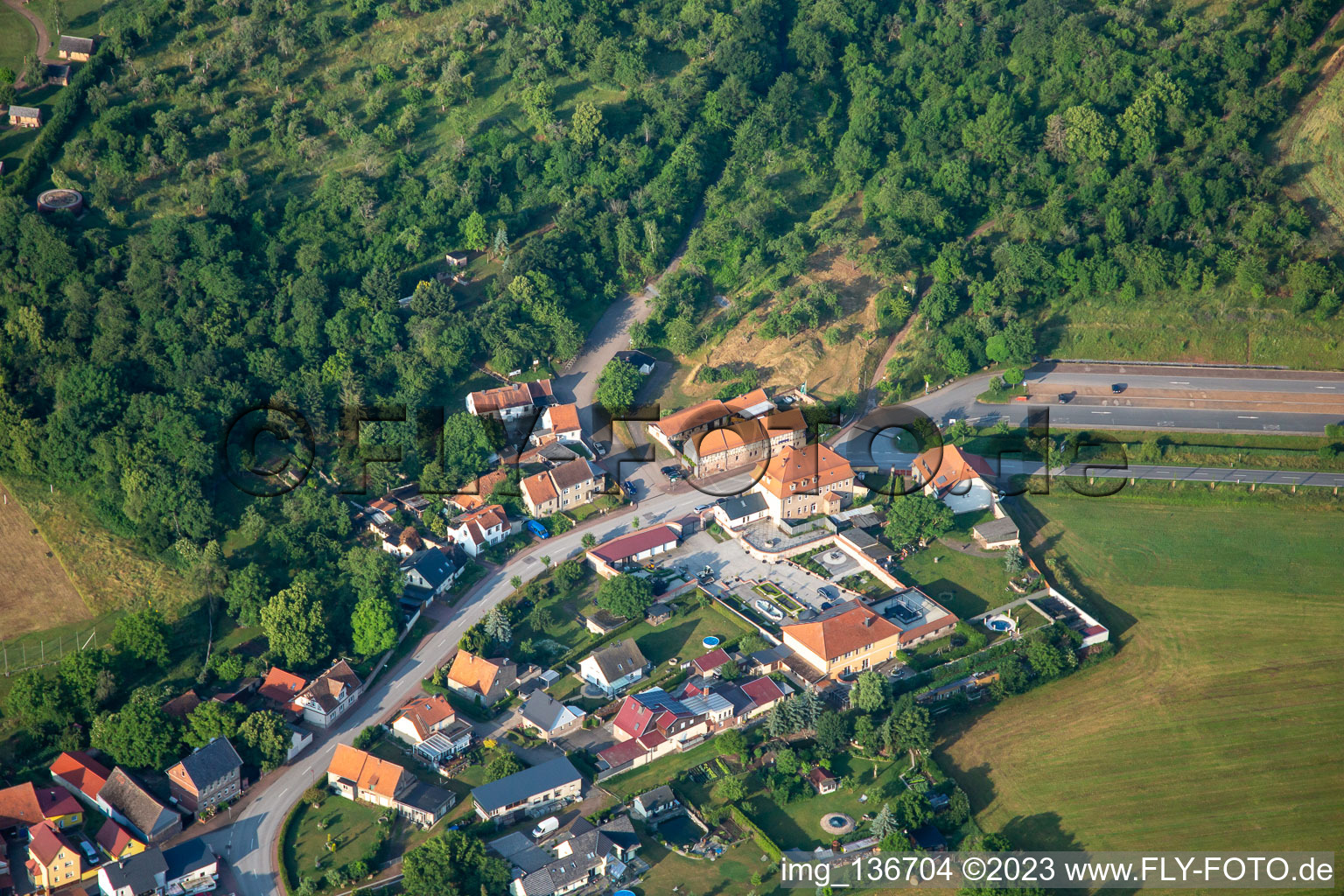 Vue aérienne de Café Cerise Tilleda à le quartier Tilleda in Kelbra dans le département Saxe-Anhalt, Allemagne